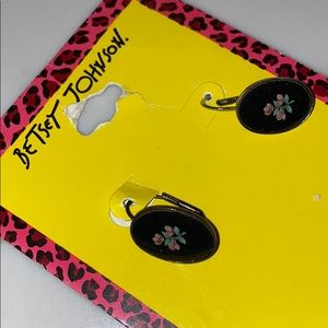BETSEY JOHNSON ❤️BLACK FLORAL ENAMEL EARNINGS🎁